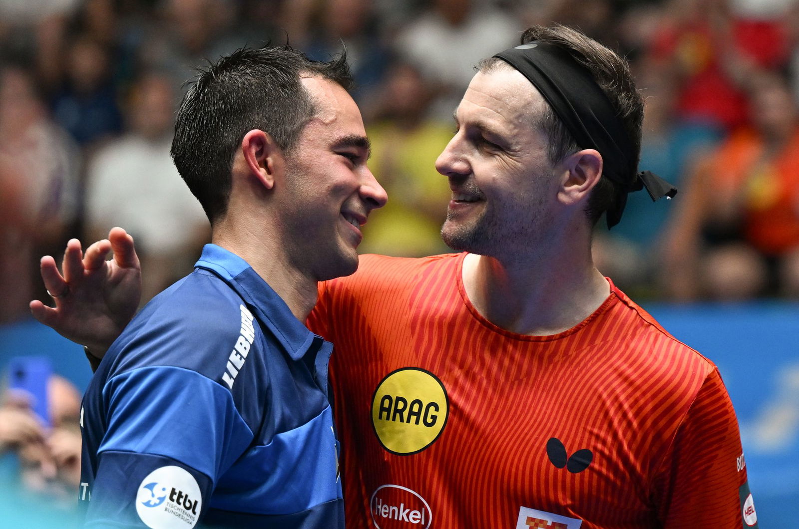 Das letzte Match der Karriere: Timo Boll gratuliert dem Brasilianer Hugo Calderano.
