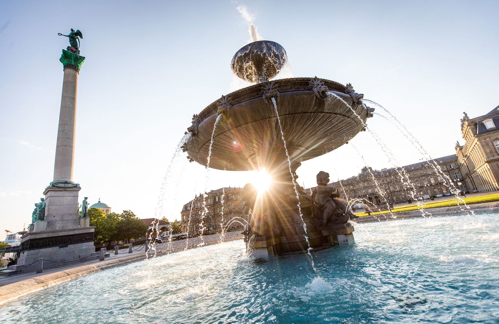Wo andere sich sonnen oder die Pause verbringen, ist ein Paar mitten in der Stuttgarter Innenstadt miteinander intim geworden. (Archivbild)