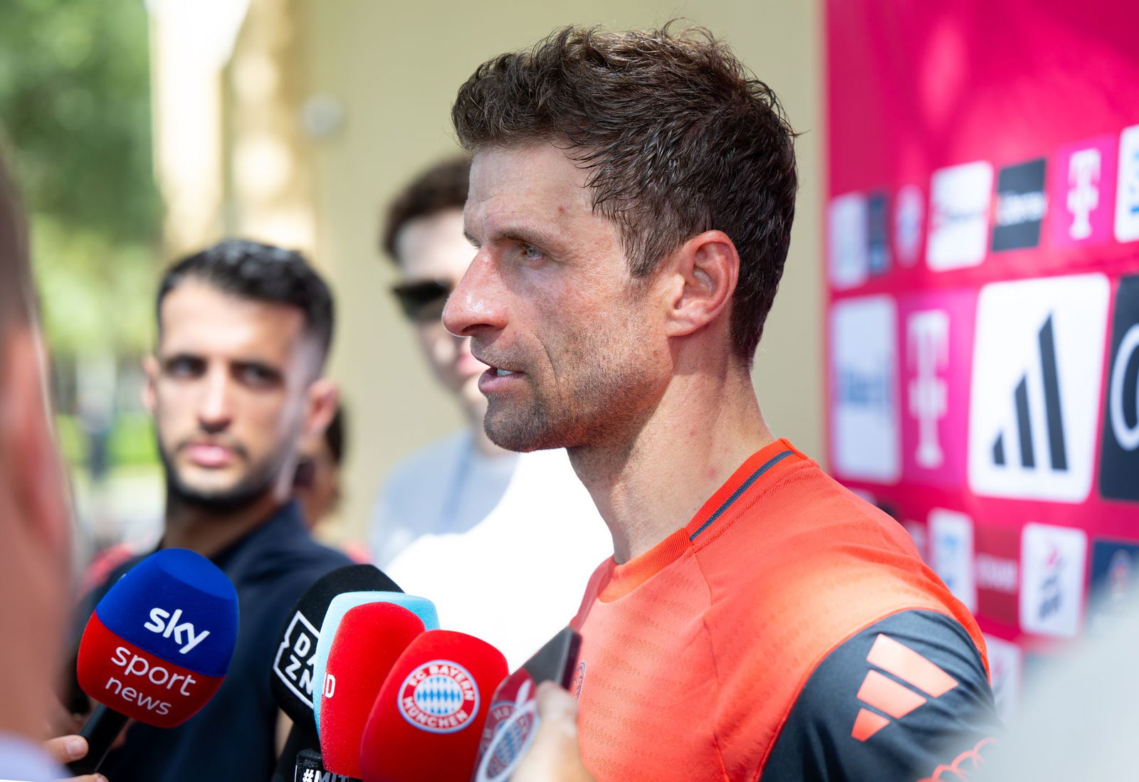 Thomas Müller äußert sich nach dem Training in Orlando zu seiner Zukunft.