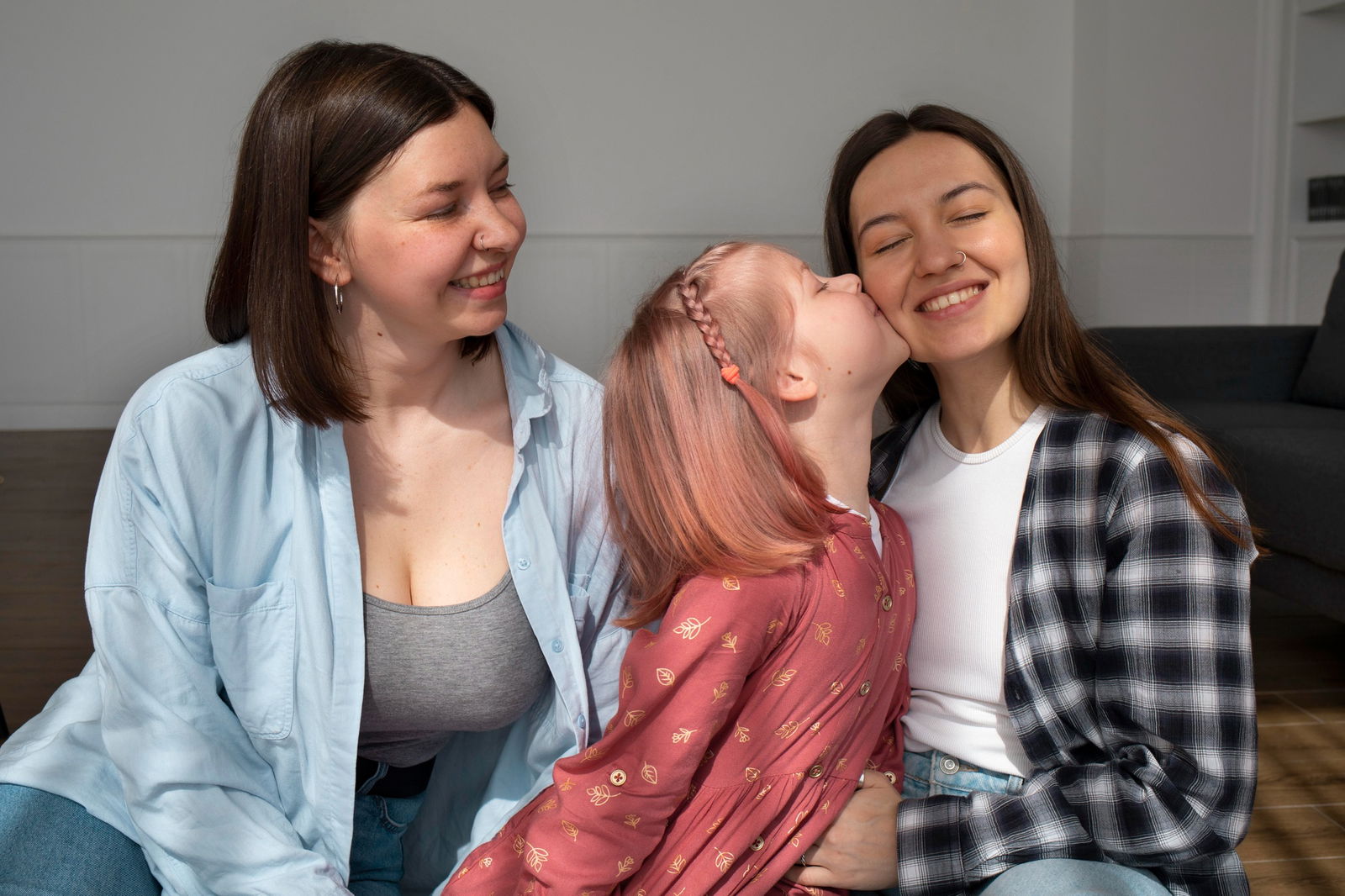 Queere Familie queer Regenbogenfamilie Familie Mütter Kind 