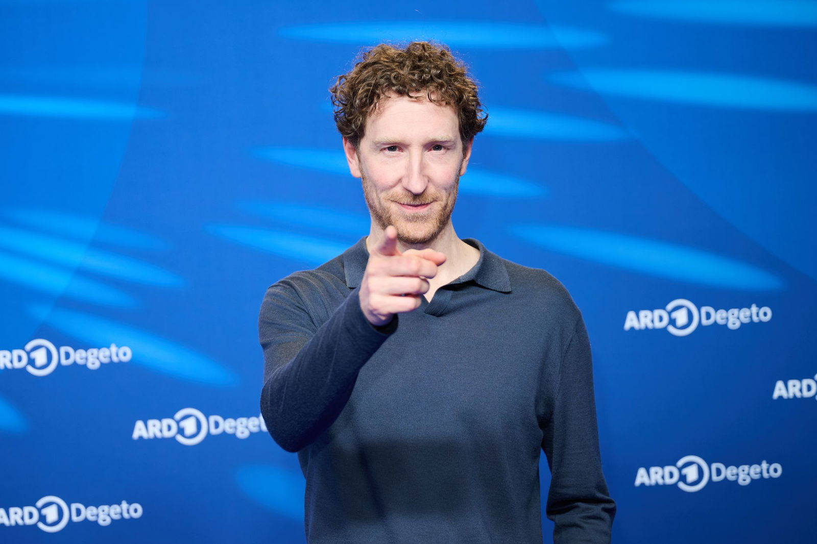 Dass es in Talkshows oft keine Einigkeit gibt, hält Moderator Louis Klamroth für normal. (Archivbild)