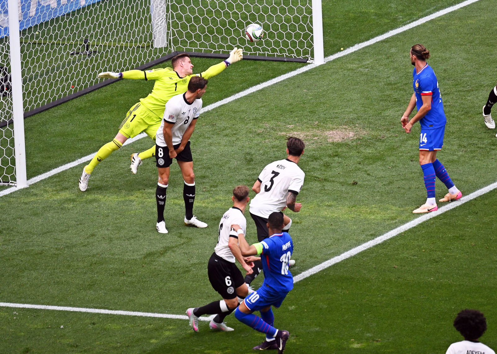 Kylian Mbappé erzielt das 1:0. Der starke Torwart Marc-André ter Stegen hechtet vergebens nach dem Ball.