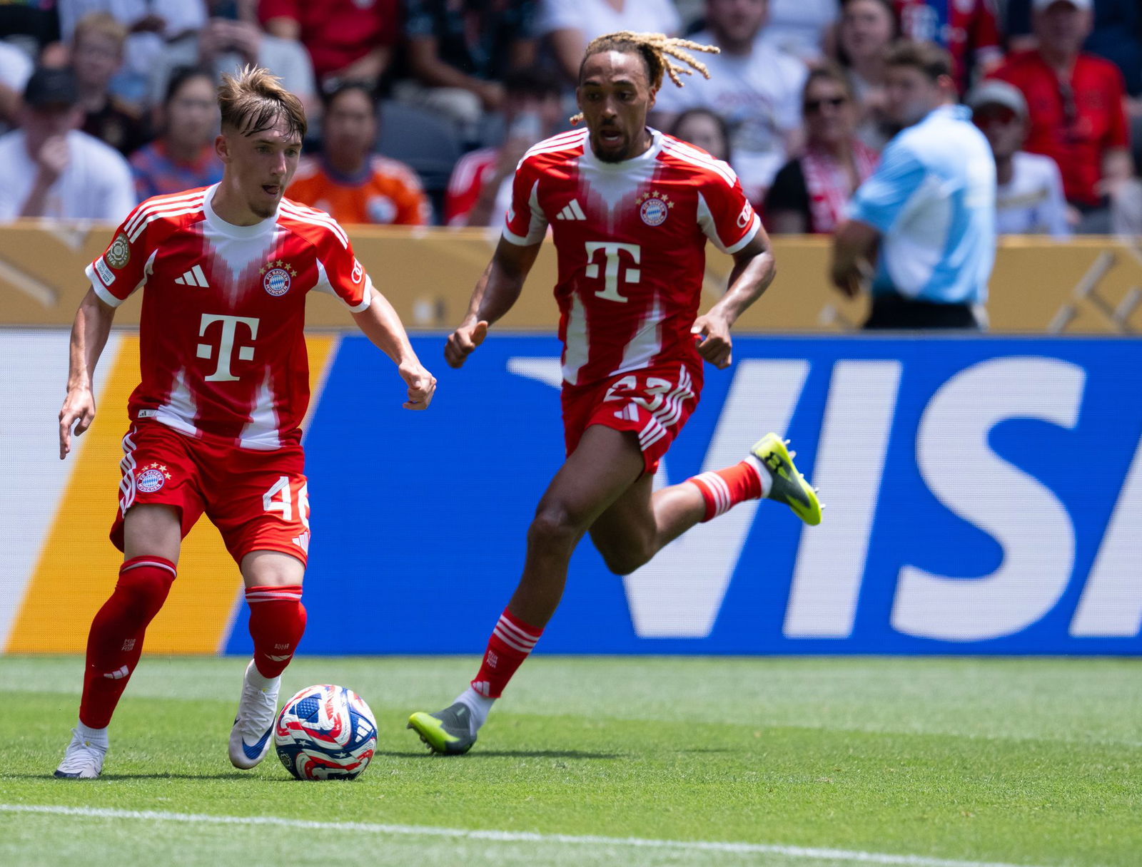 Klein, aber oho: Lennart Karl setzt mit dem Ball am linken Fuß zum Dribbling an.