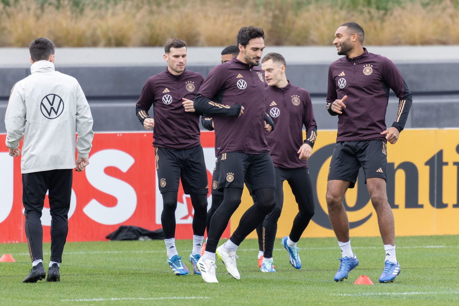 Mats Hummels (l.) wird wohl nicht für den BVB in Amerika spielen. Jonathan Tah will für seinen neuen Club spielen. 