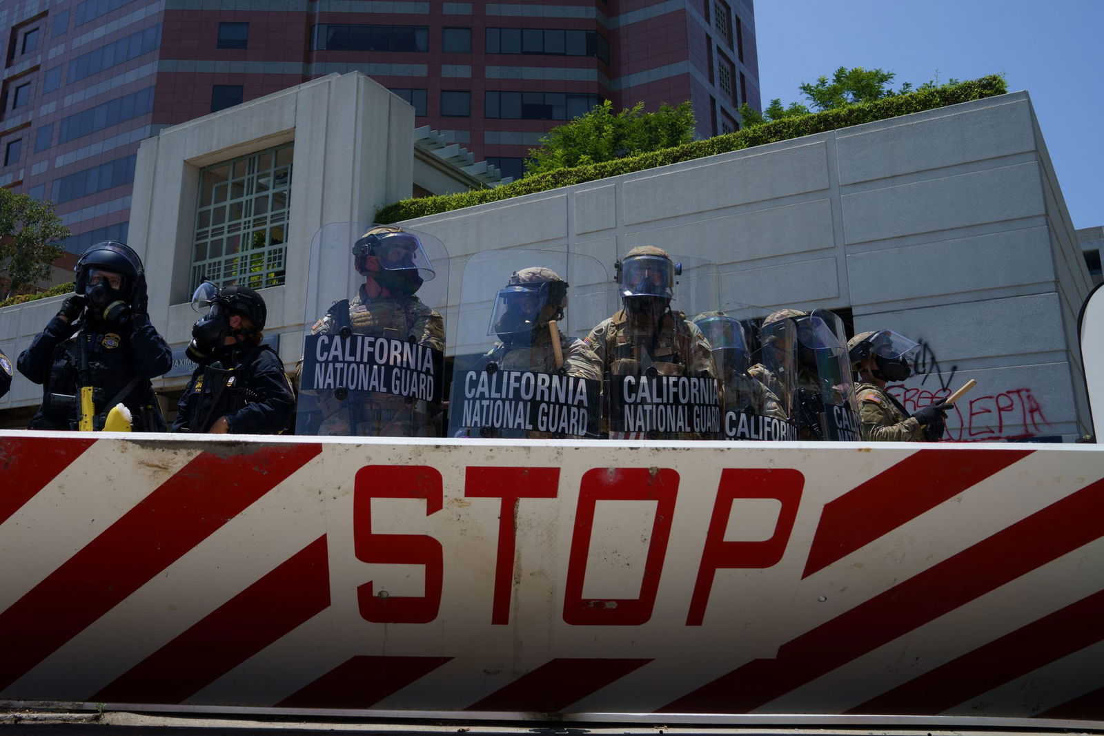 Soldaten der kalifornischen Nationalgarde stehen Wache.