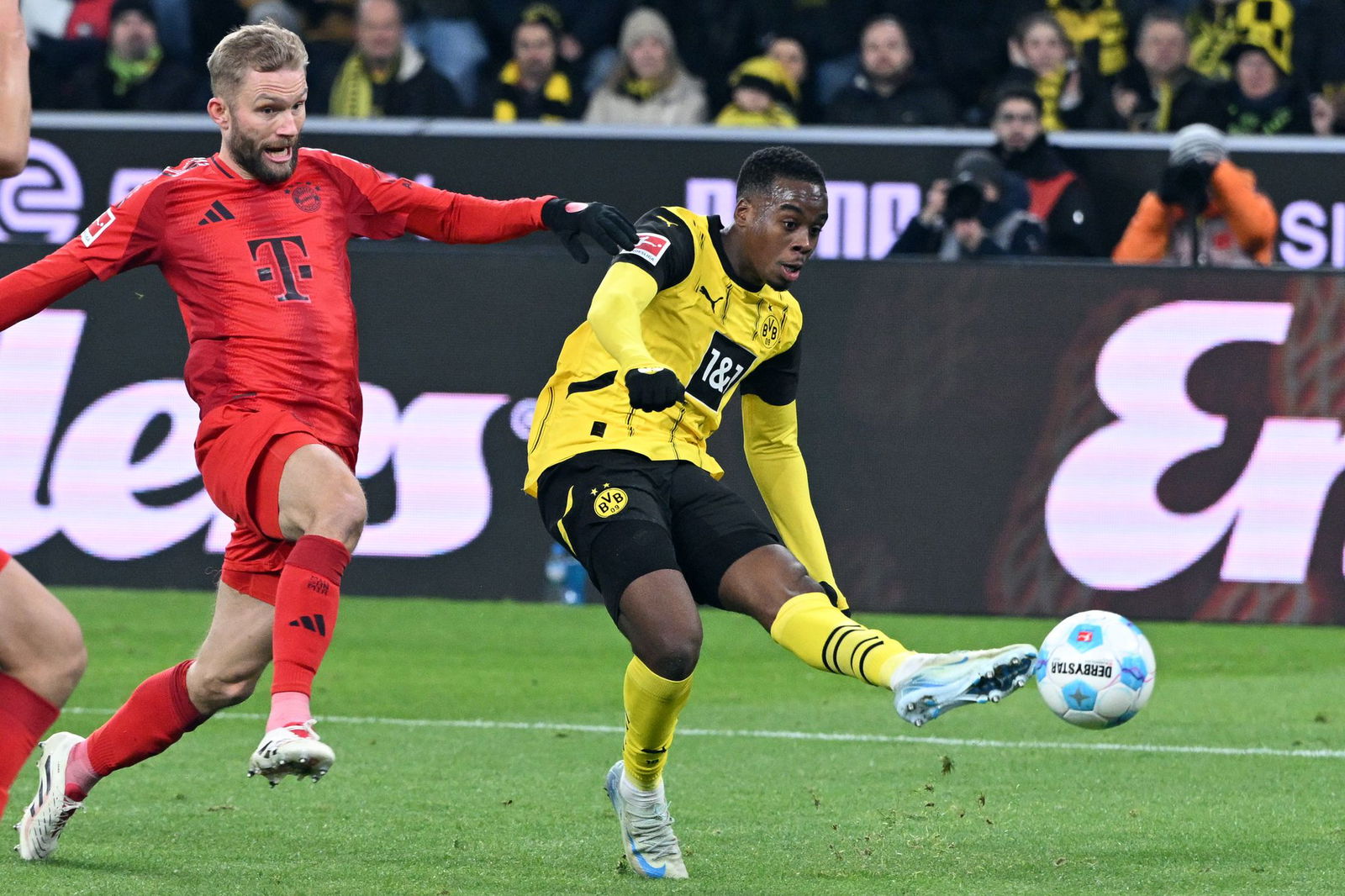 Jamie Gittens (r) war bislang Gegner des FC Bayern wie hier, als er im vergangenen Dezember in München zum 1:0 für Dortmund traf.