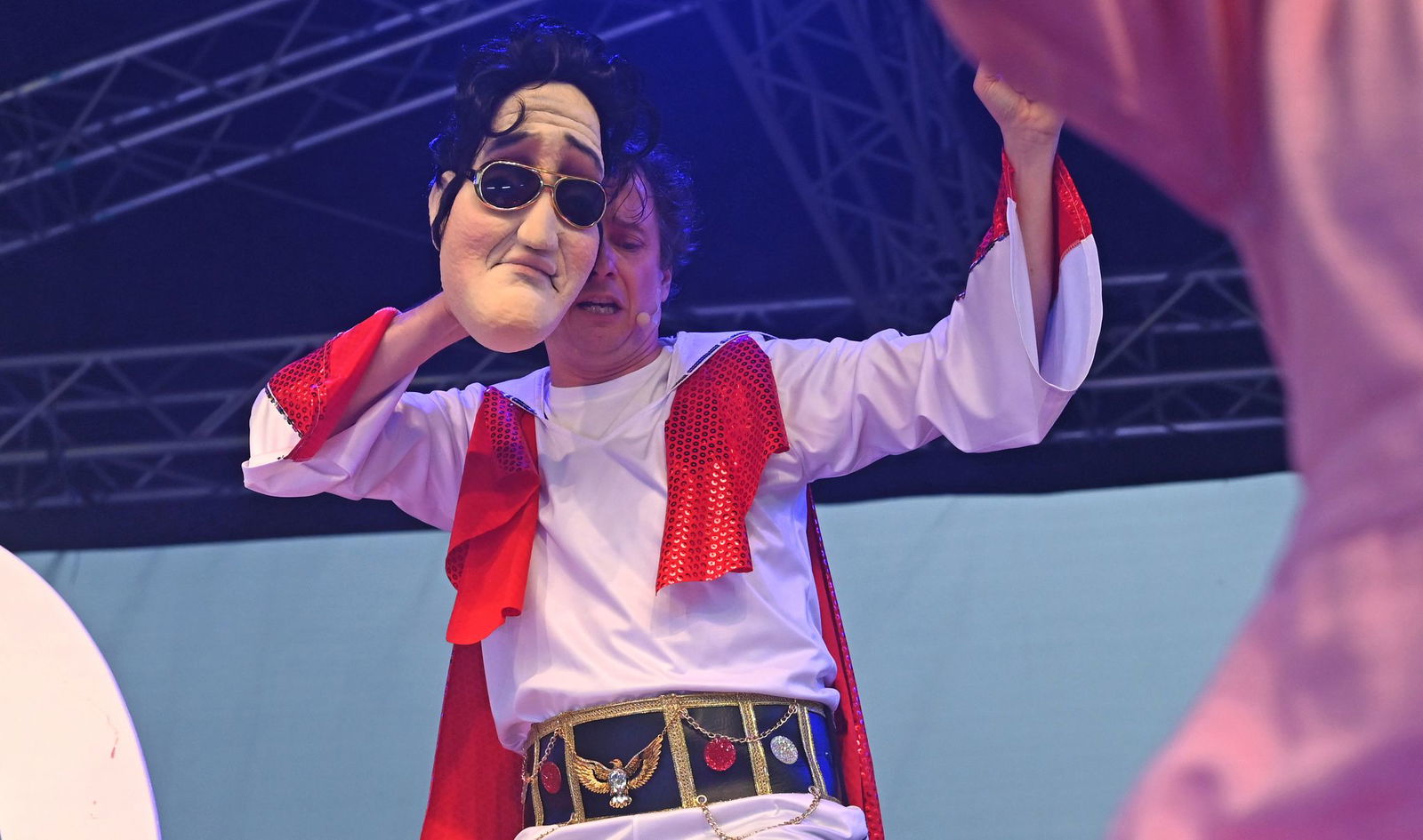 Charaktere wie Elvis Presley stehen im Musical «Tod auf dem Thron - Das Klosical» auf der Bühne. 