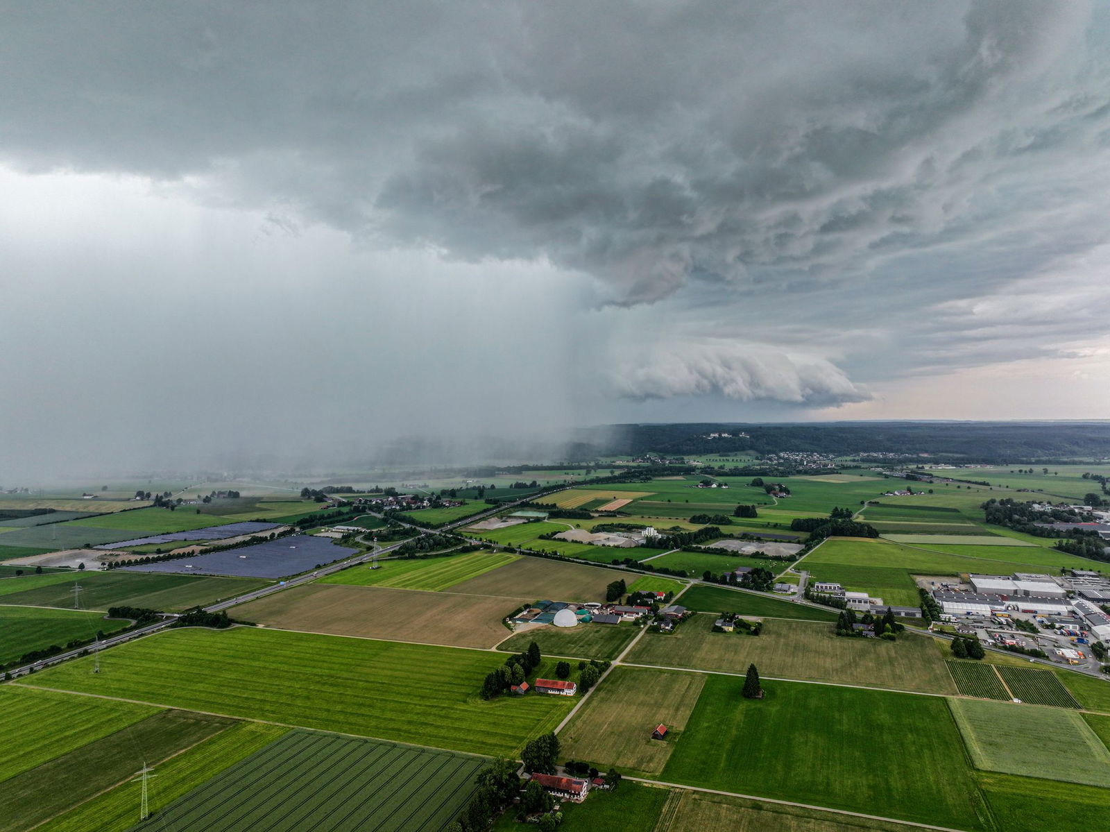 Über dem Südwesten ziehen Regenwolken auf. (Symbolbild)