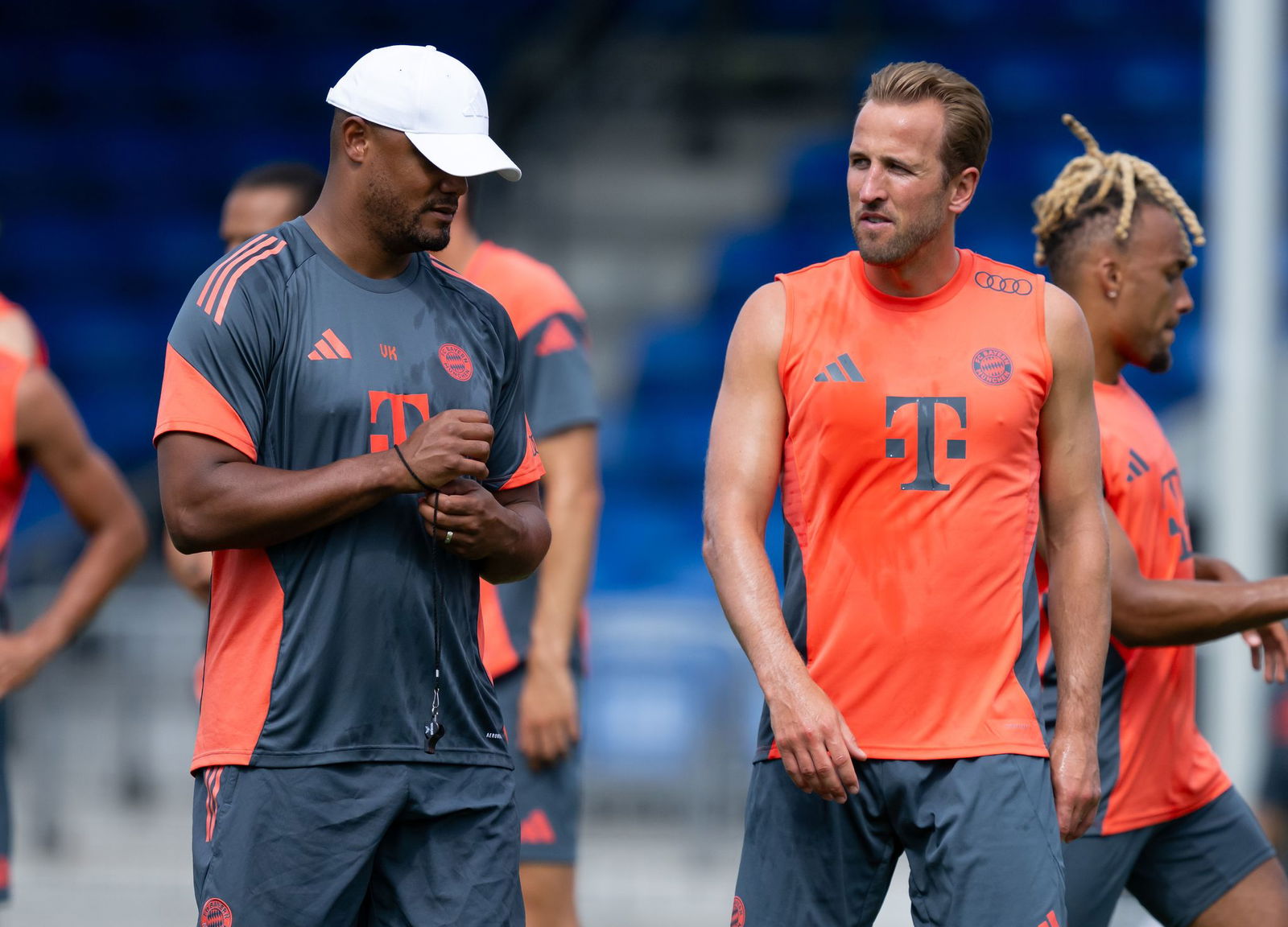 Trainer Vincent Kompany (l) im Gespräch mit Torjäger Harry Kane.