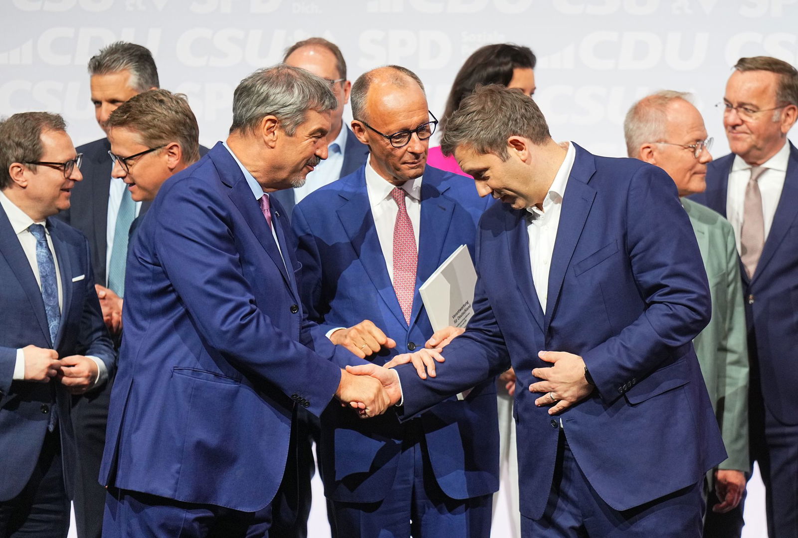 In ihrem Koalitionsvertrag haben sich CDU, CSU und SPD darauf geeinigt, die Einbürgerung für besonders gut integrierte Menschen nach drei Jahren wieder abzuschaffen. (Archivfoto)