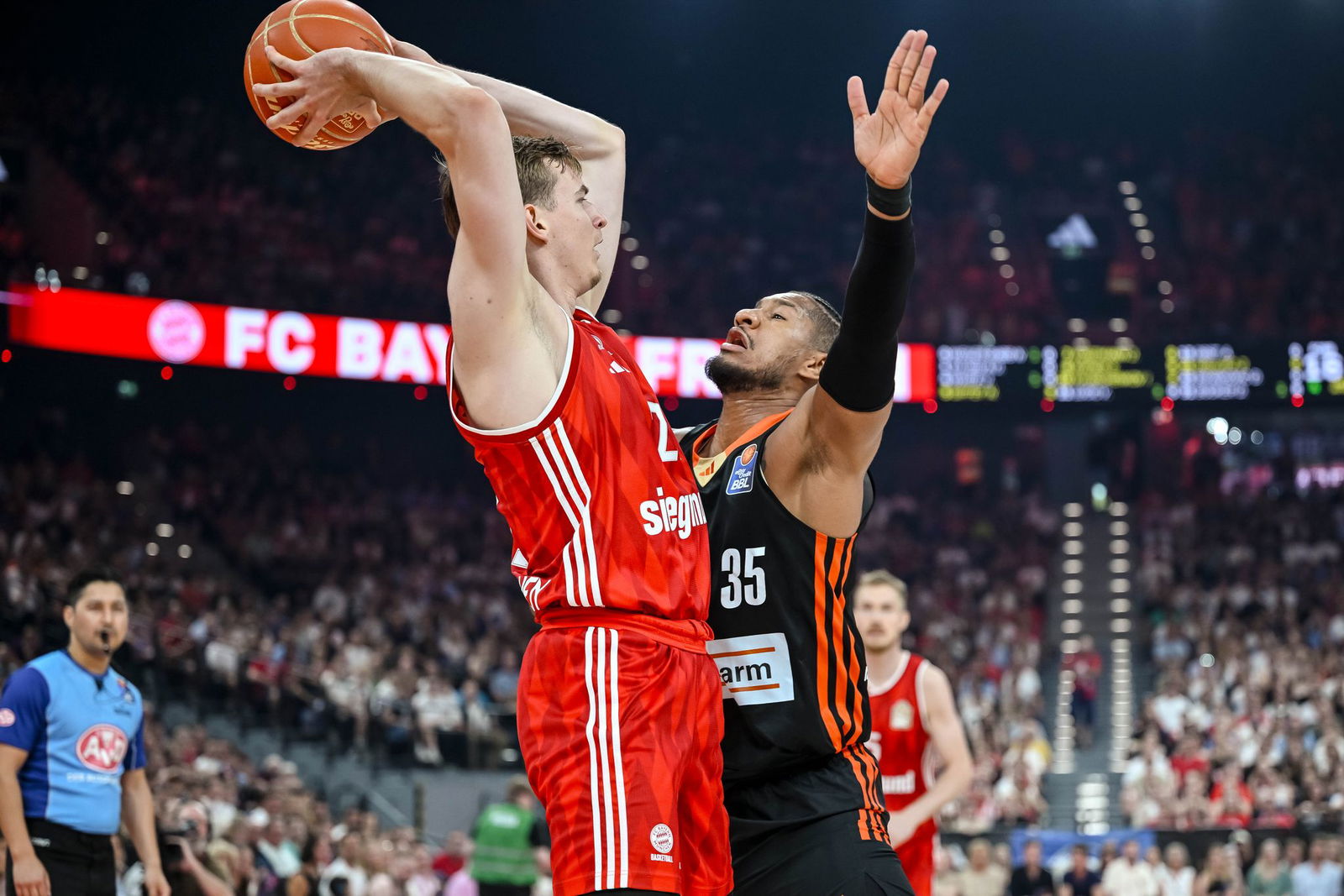 Der FC Bayern München um Justus Hollatz (l) und Ratiopharm Ulm mit Karim Jallow lieferten sich eine packende dritte Final-Partie.