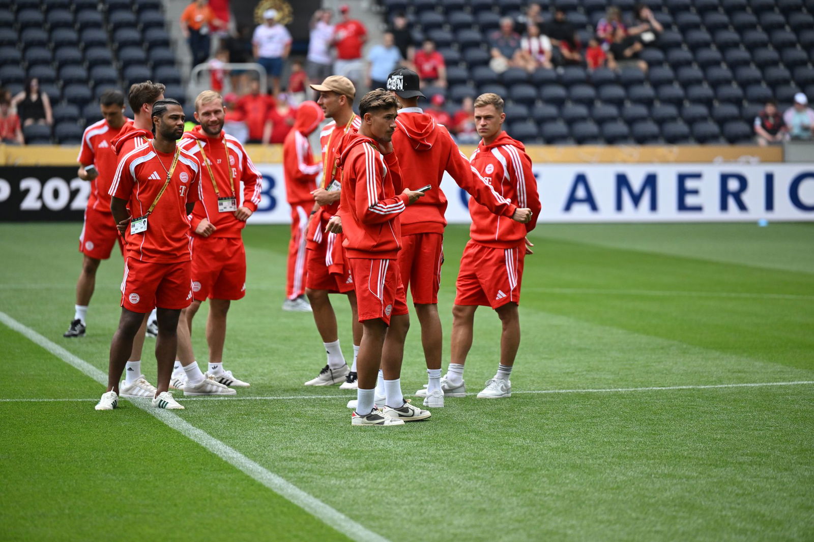Die Bayern-Profis vor dem Anpfiff bei der Platzbegehung.