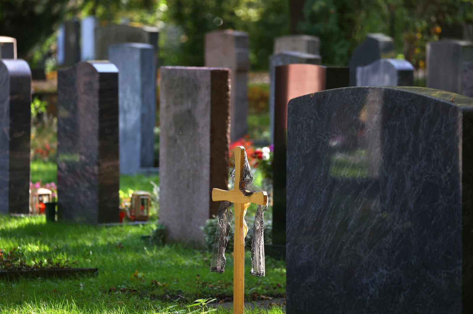 Mutmaßliche Diebstähle von einem Grab beschäftigen die Freiburger Polizei. (Foto-Illustration) 