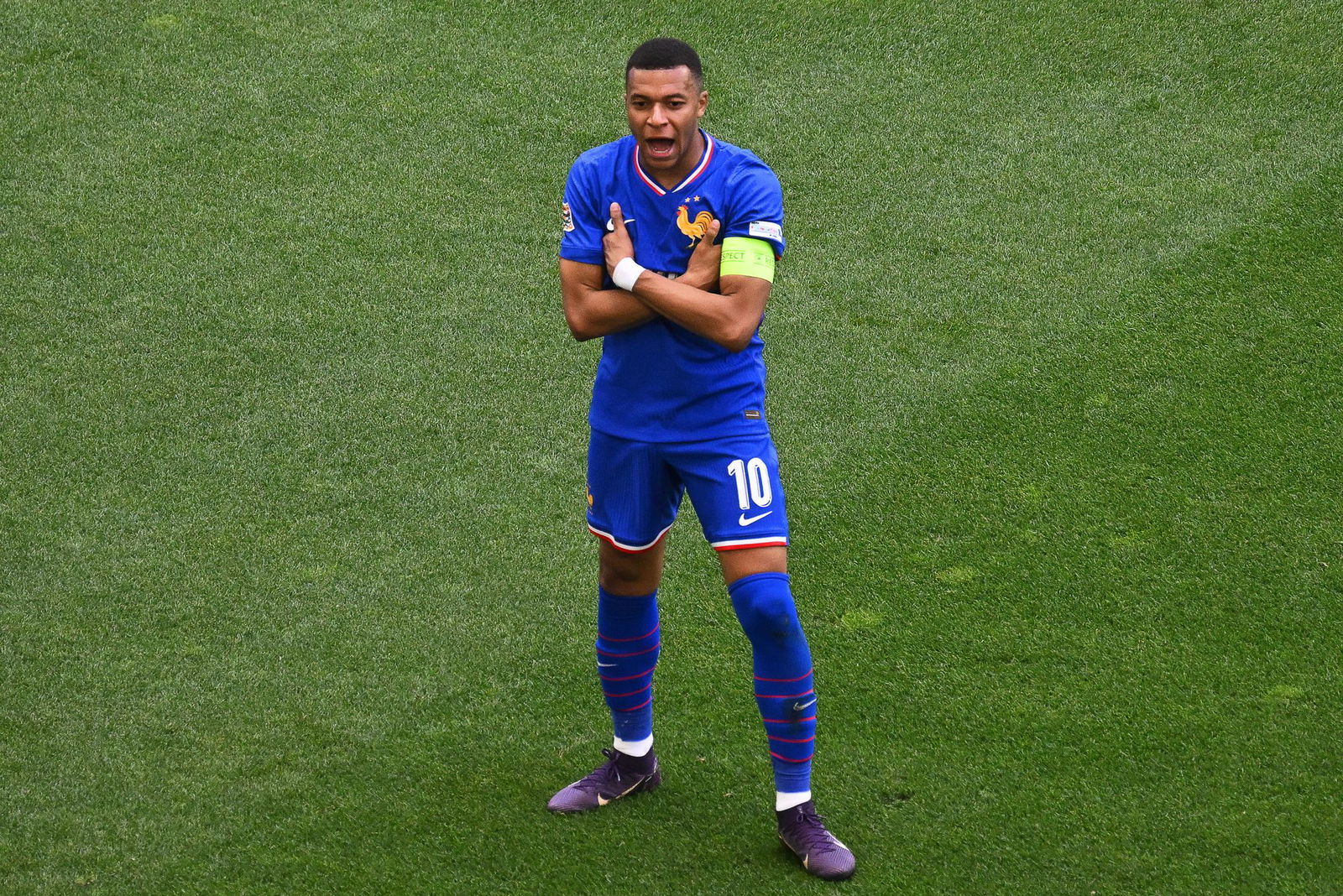 Frankreichs Matchwinner Kylian Mbappé in seiner typischen Jubelpose. 