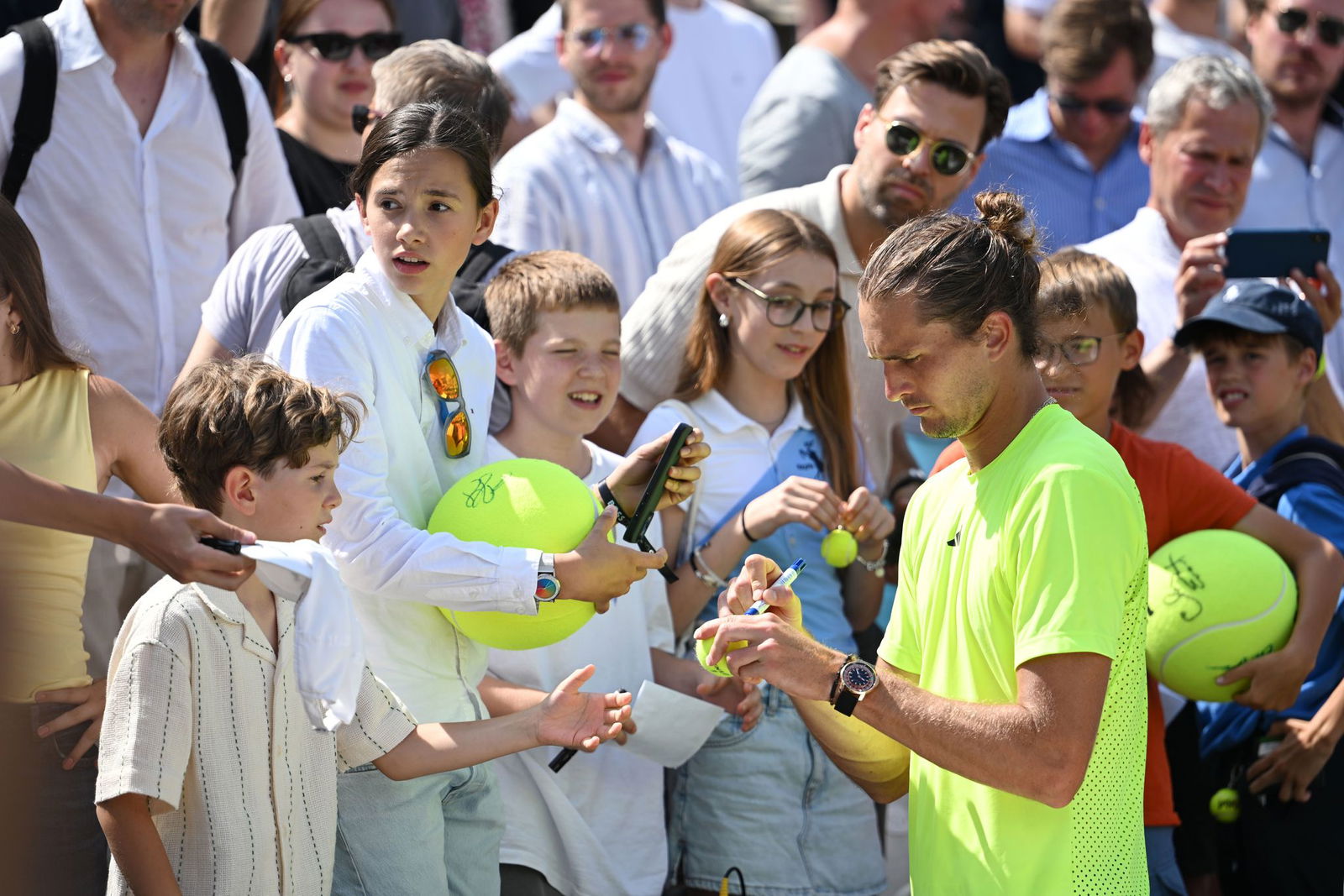 Alexander Zverev war nach seiner Niederlage bei den jungen Fans gefragt.