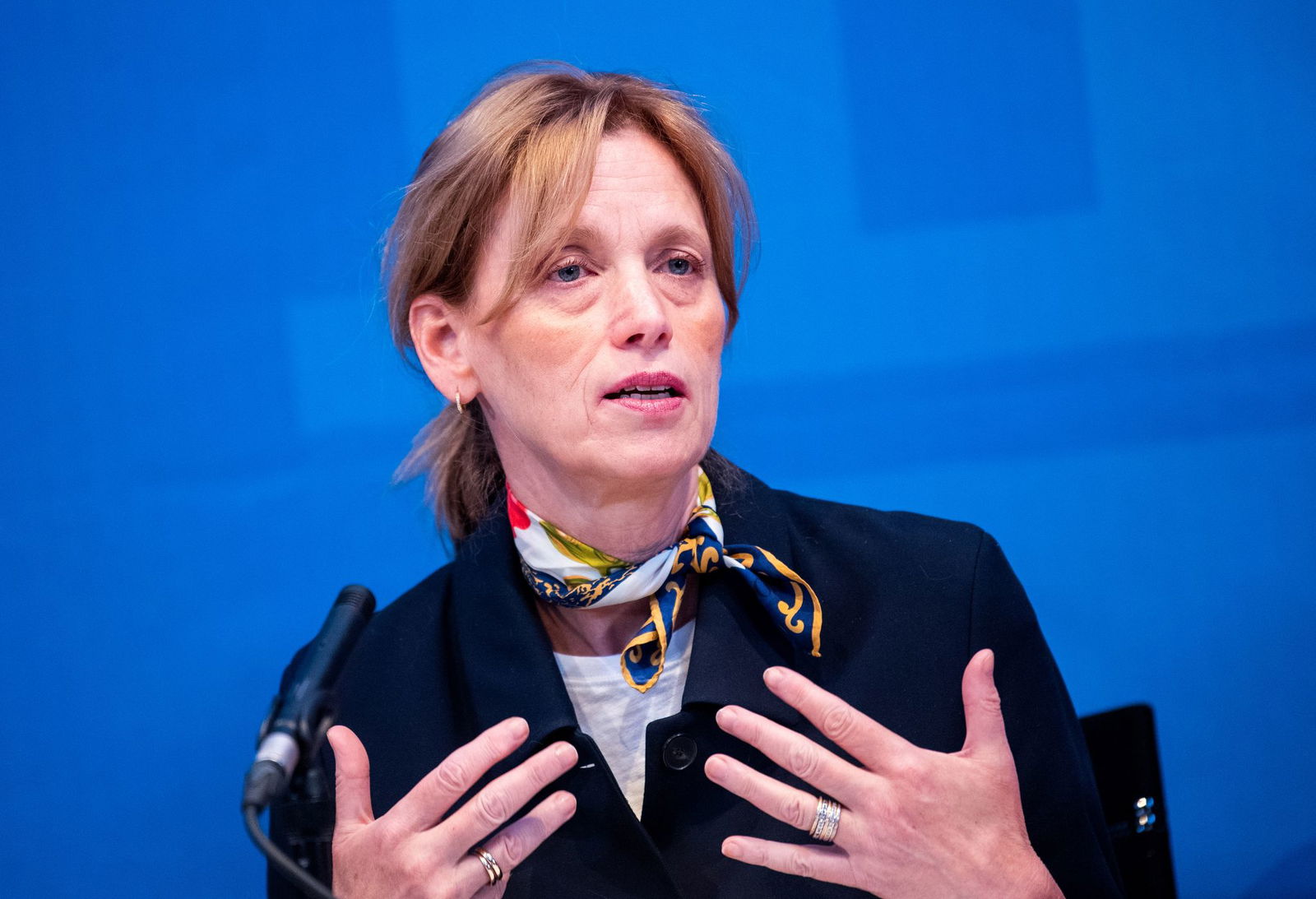 Die neue Bundesbildungsministerin Karin Prien (CDU) unterstützt ein Verbot der privaten Handynutzung an Grundschulen.