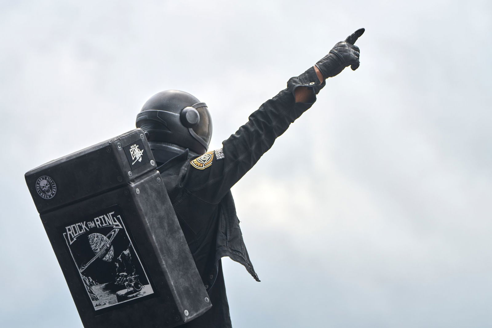 Auch das Maskottchen wagt einen bangen Blick in den trüben Himmel.