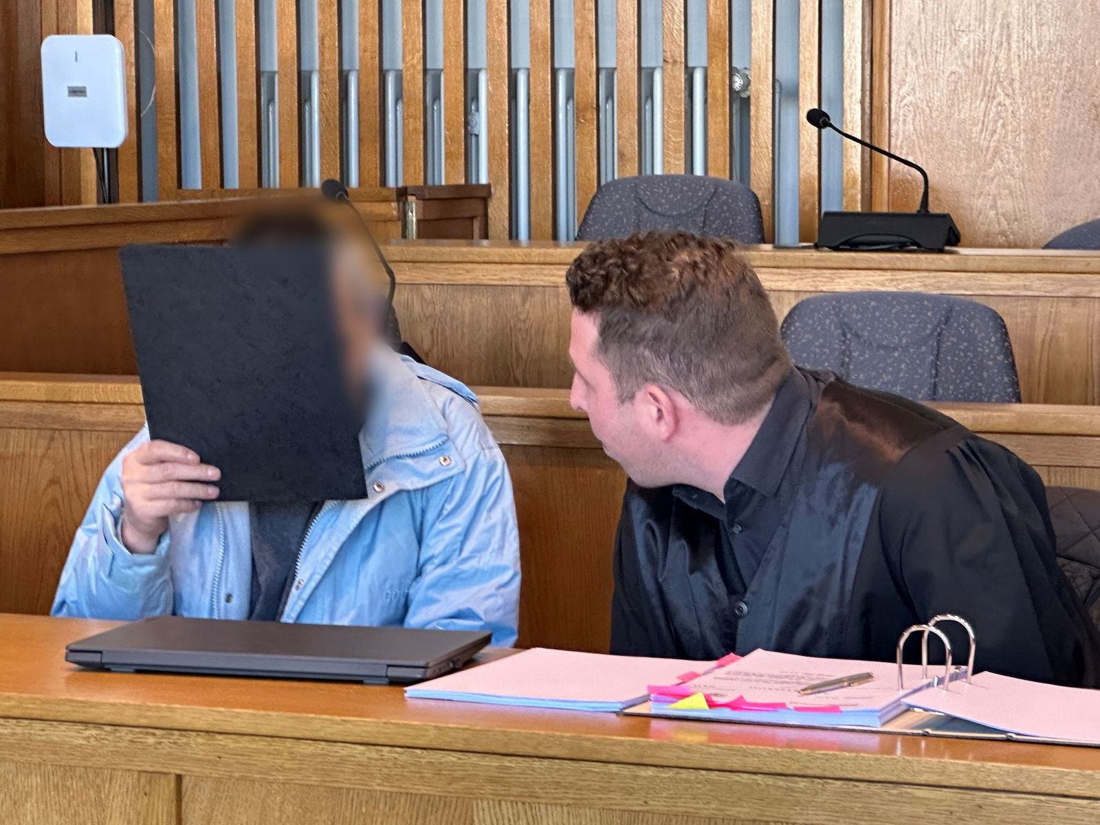 Verteidiger Christian Schmieden (r.) hat für seinen Mandanten Revision eingelegt. (Archivbild) 