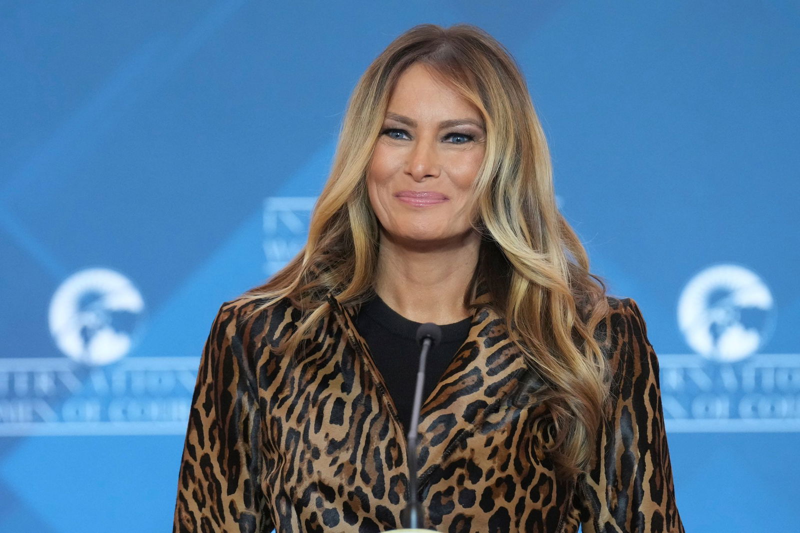 Auch US-First-Lady Melania Trump () trägt mal Leopard - hier bei einer Preisverleihung Anfang April in Washington. (Archivbild)