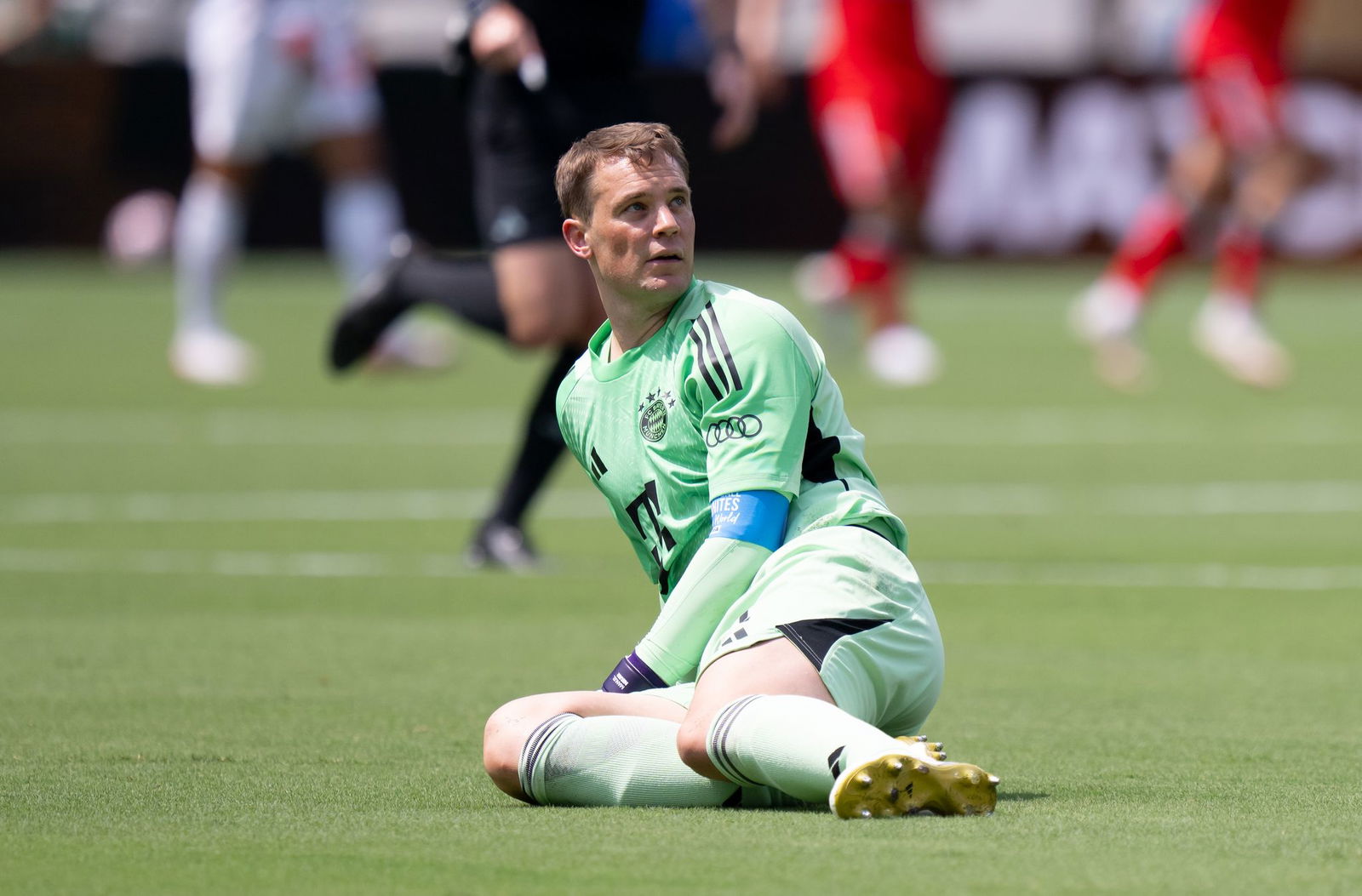 Manuel Neuer schaut dem Ball hinterher.