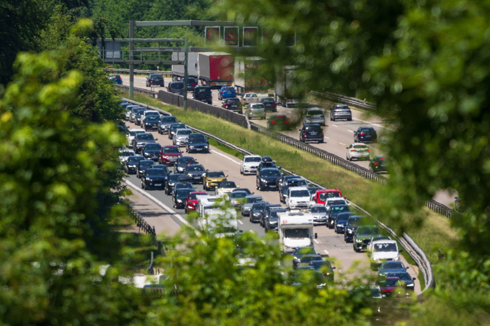 Zum Wochenende rechnet der ADAC wieder mit Staus auf Autobahnen. (Archivbild)
