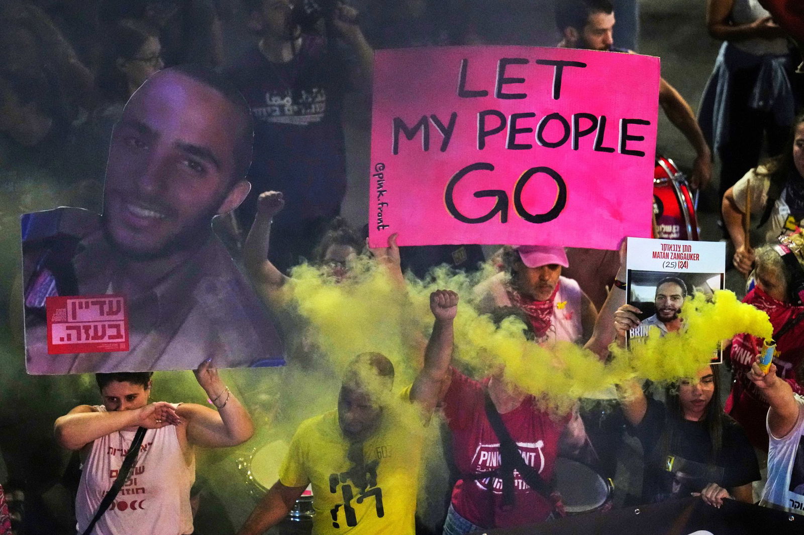 Angehörige der Geiseln fordern deren Freilassung.