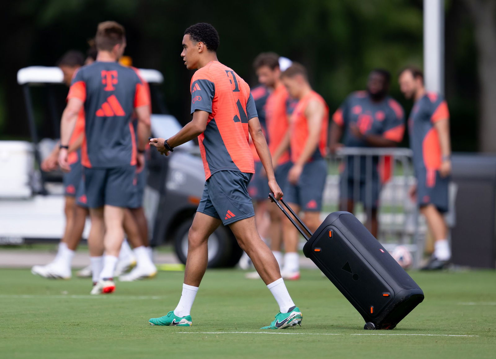 Jamal Musiala zieht eine Musikbox auf den Trainingsplatz. Gegen Flamengo soll der Bayern-Star auf dem Platz für die Musik sorgen.