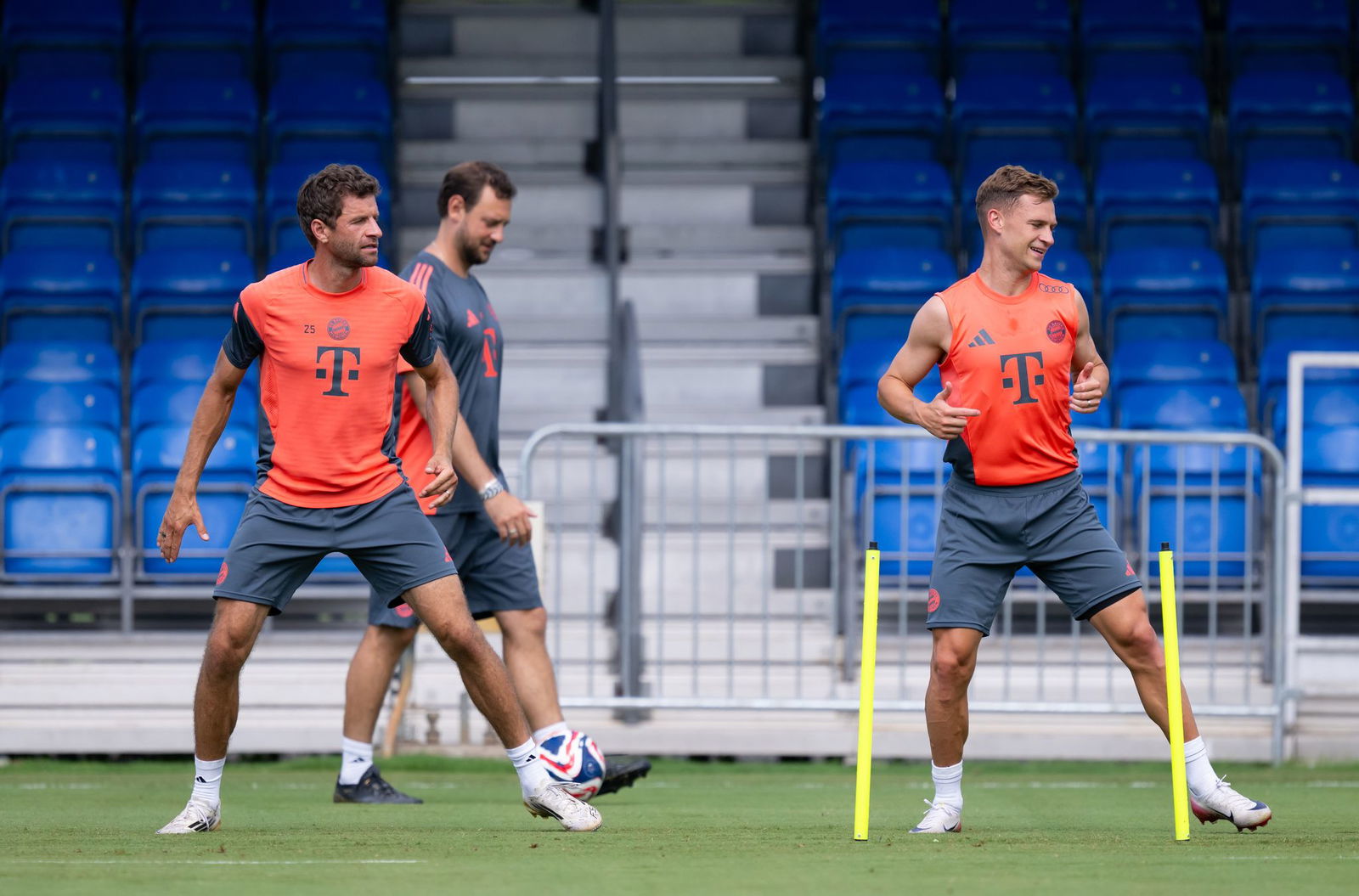 Thomas Müller (l) spielt bei der Club-WM letztmals für den FC Bayern
