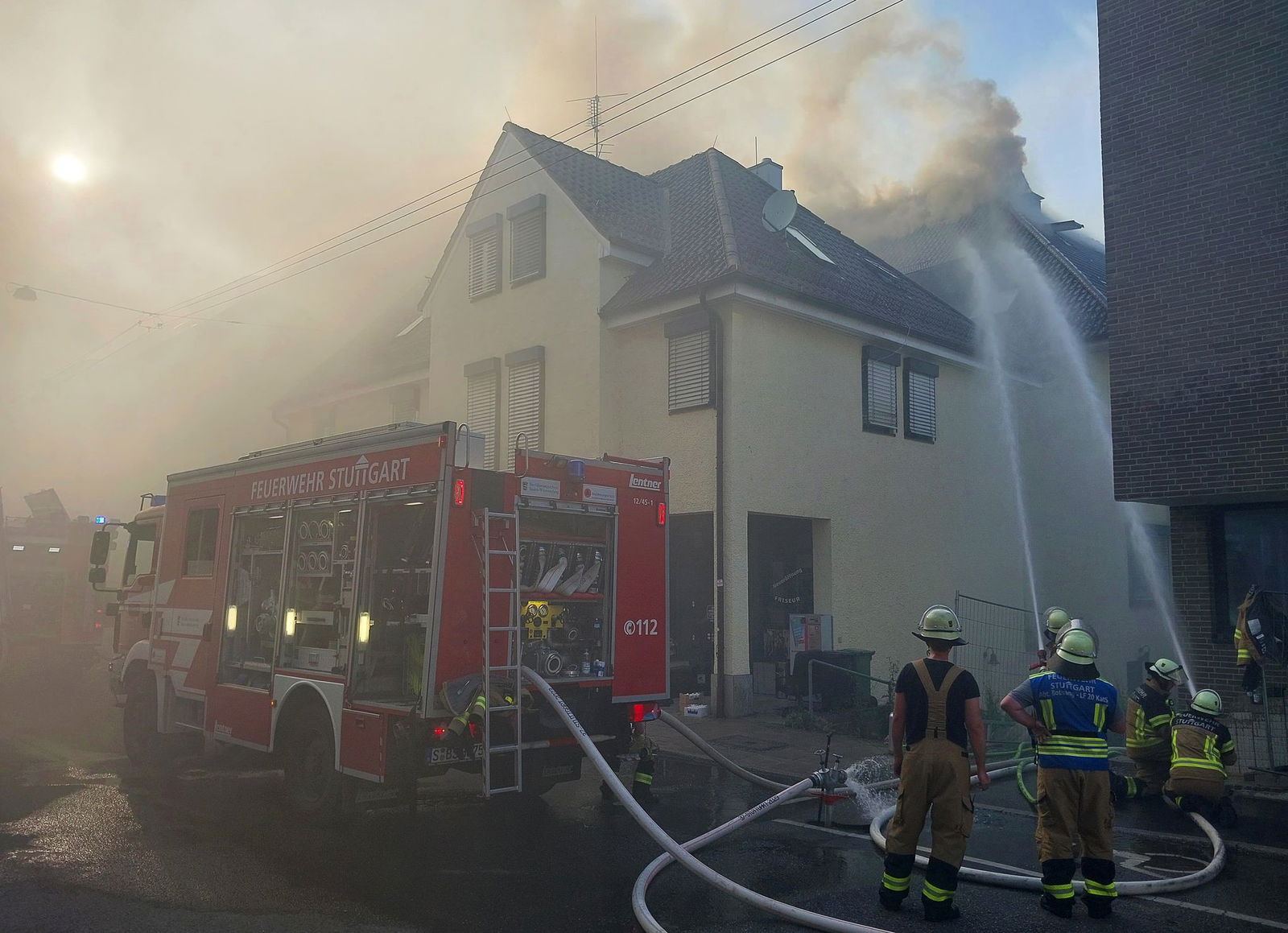Rund 100 Einsatzkräfte sind zur Brandbekämpfung vor Ort. 