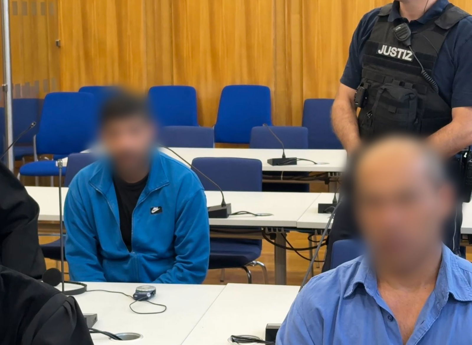 Die beiden angeklagten Lastwagenfahrer sollen sich mit dem späteren Opfer unter anderem über den Ukraine-Krieg gestritten haben. 