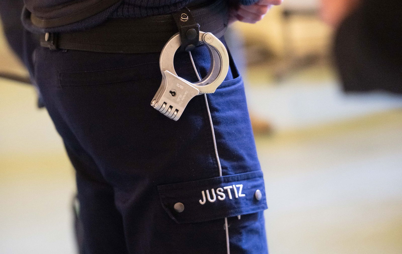 Bei der Flucht aus dem Gerichtssaal verletzte der Straftäter einen JVA-Beamten. (Symbolbild)