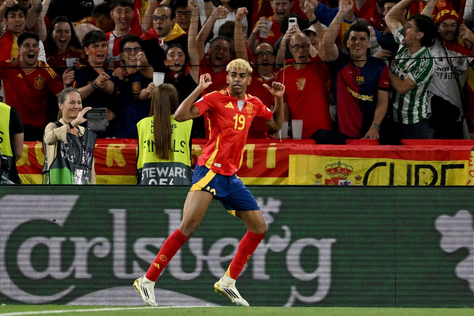 Jüngster Doppeltorschütze in der Historie der spanischen Nationalelf: Lamine Yamal.