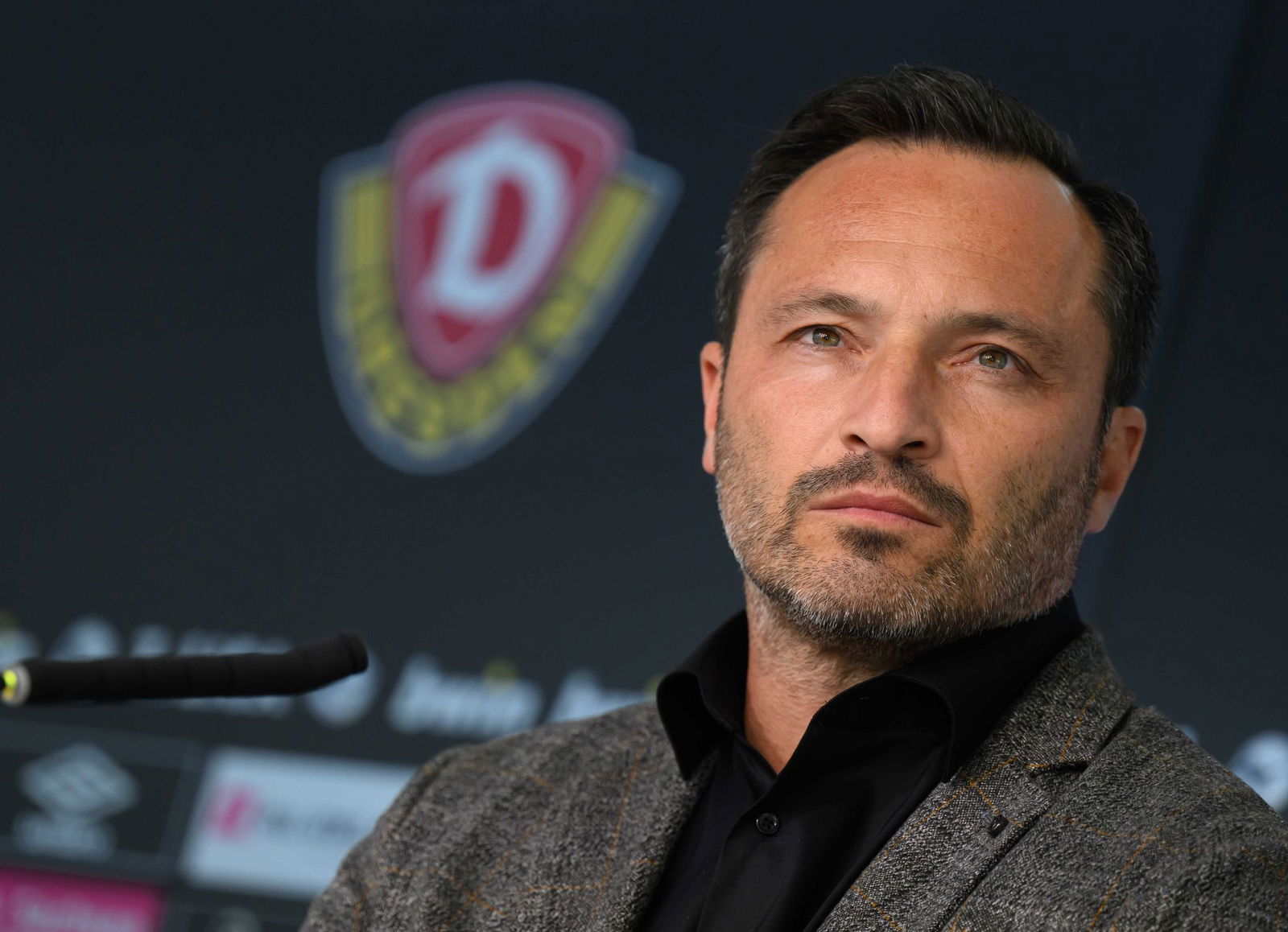 Thomas Brendel, Geschäftsführers Sport bei Dynamo Dresden, holt mit Faß ein Talent aus Hoffenheim.