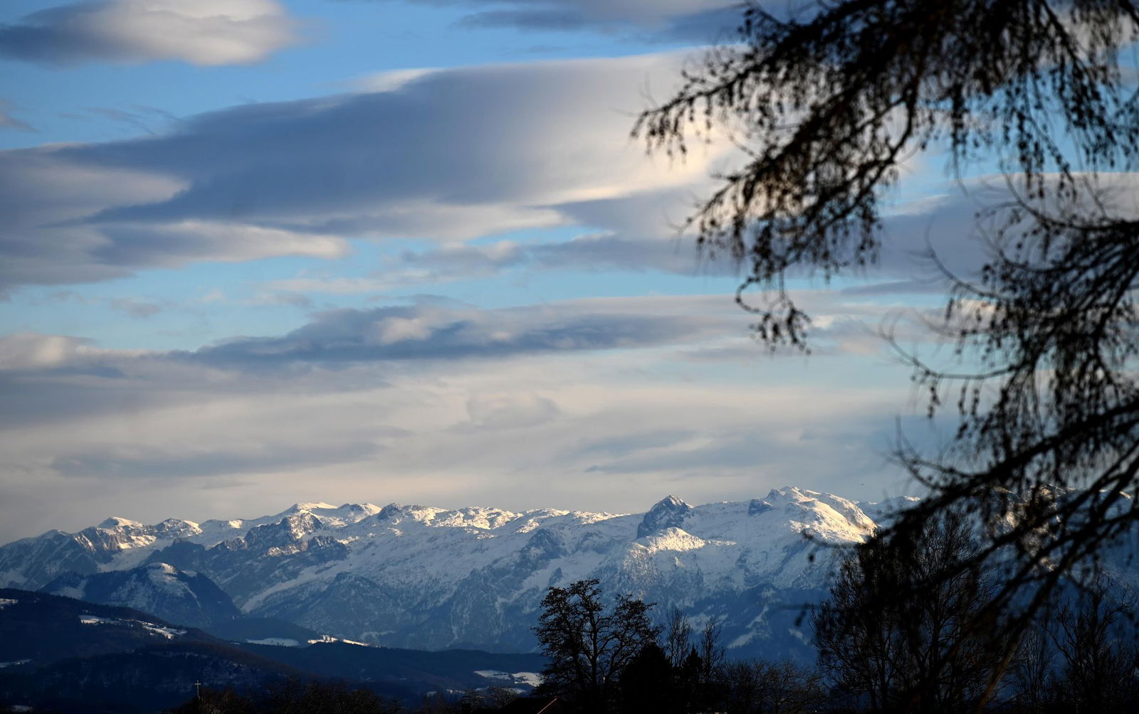 Blick aufs Tennengebirge im österreichischen Bundesland Salzburg: Eine Familie mit drei Kindern aus Baden-Württemberg steckte im Tennengebirge in einem Altschneefeld fest.