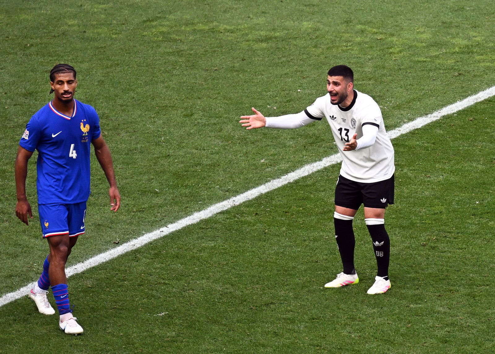 Deniz Undav (r) trifft - doch nach Videobeweis gilt sein Tor zum 1:1 nicht.