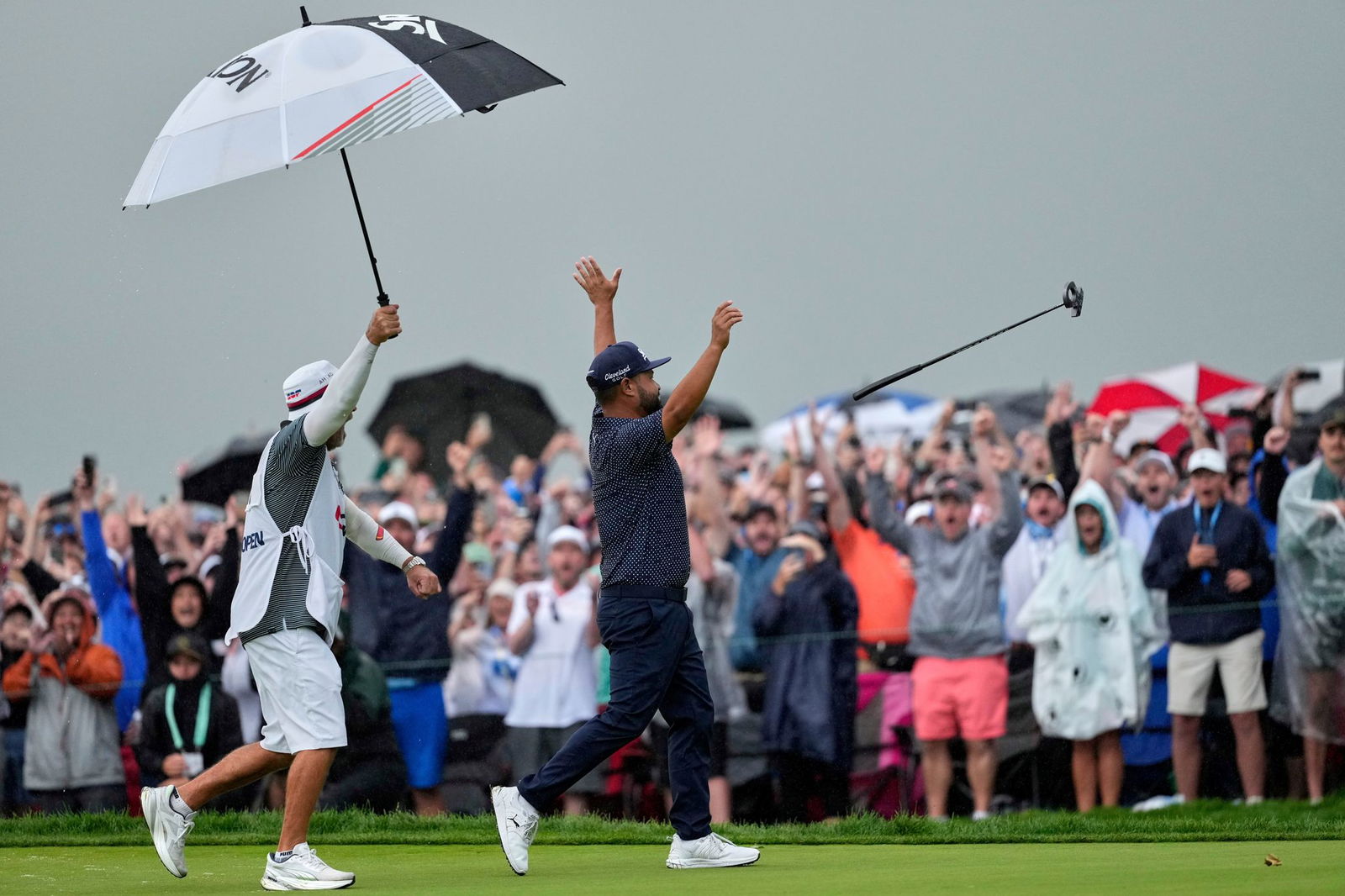 Spaun jubelt nach dem 20-Meter-Putt zum Sieg.