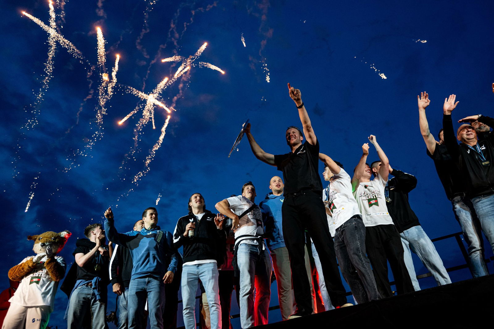 Die Füchse Berlin eskalieren beim Meister-Empfang.