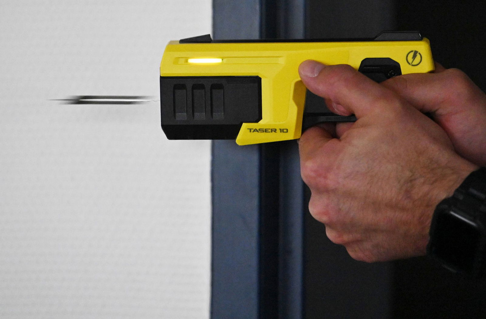 Mit einem Taser können Polizeibeamte Menschen für mehrere Sekunden außer Gefecht setzen. (Archivbild)