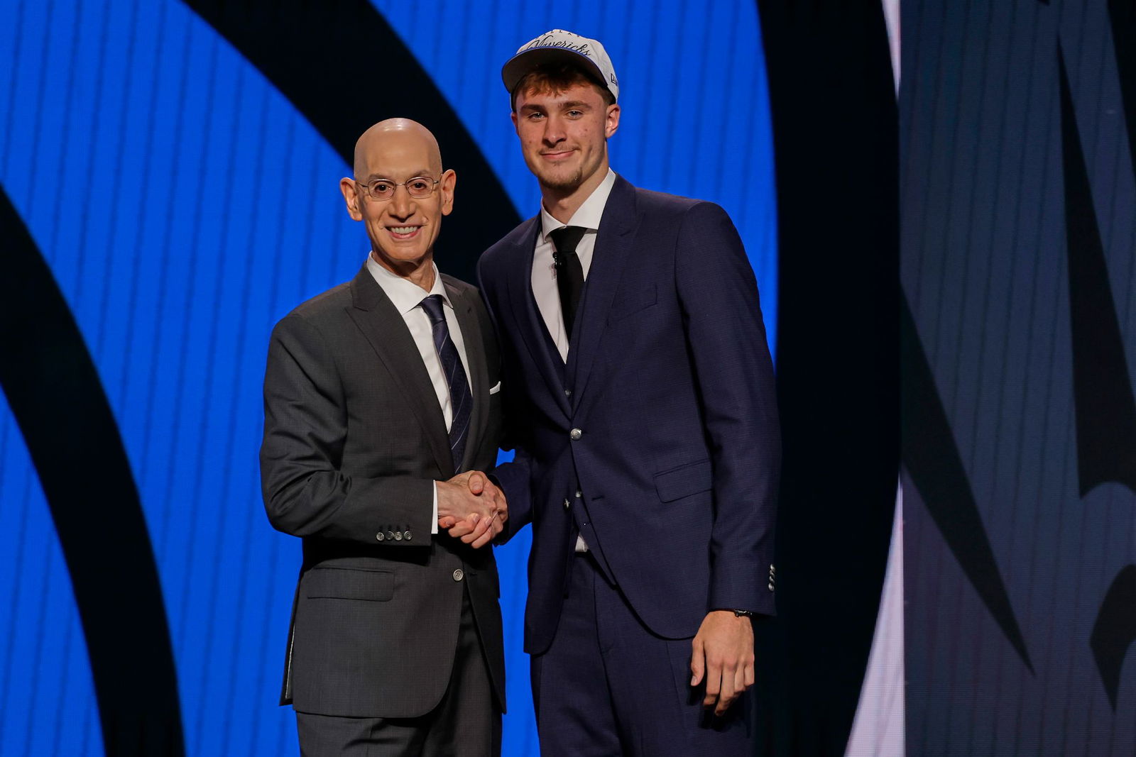 Cooper Flagg (rechts) mit NBA-Boss Adam Silver. Flagg spielt künftig für die Dallas Mavericks.