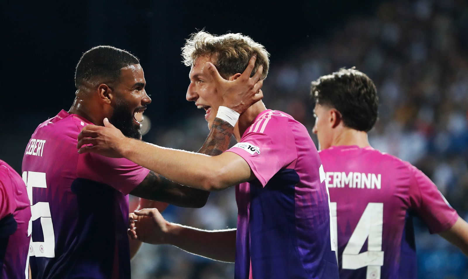 Nelson Weiper (r) jubelt über sein 2:0.