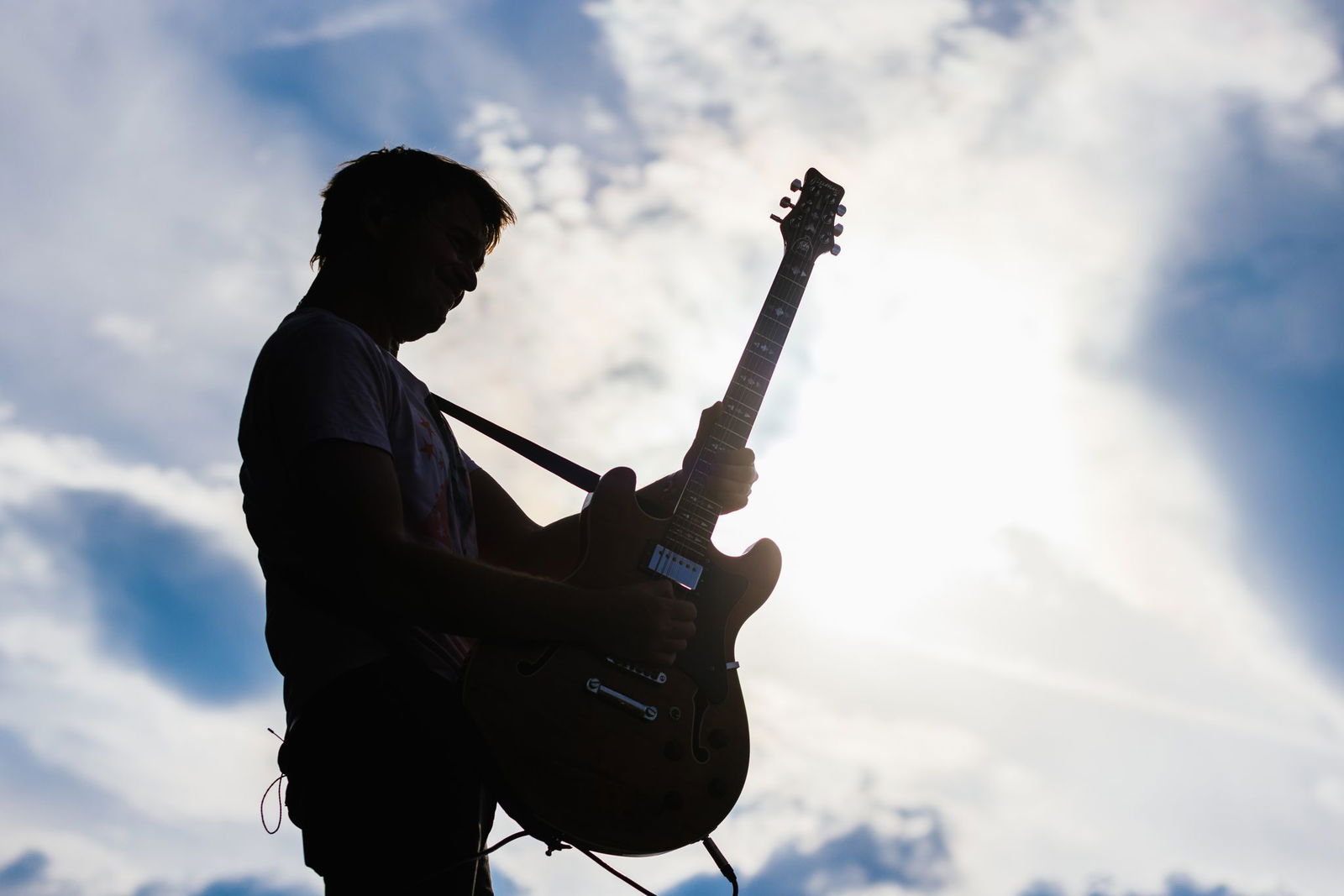 Als Vorlage für die KI dienen echte Musikerinnen und Musiker. (Symbolbild)