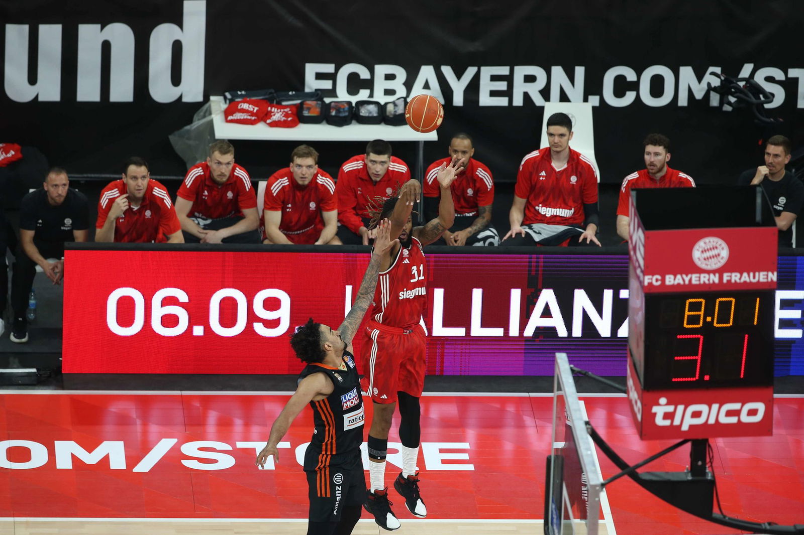 Booker wirft einen Dreier.