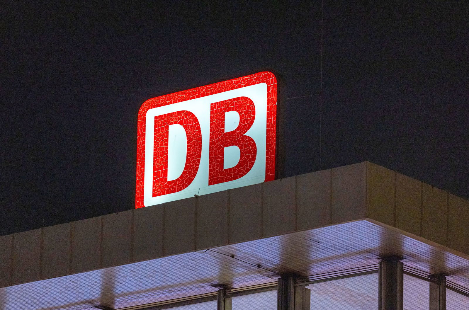 In den Bauzeiten gibt es ein angepasstes Zugangebot und Busse im Regionalverkehr. (Symbolbild) 