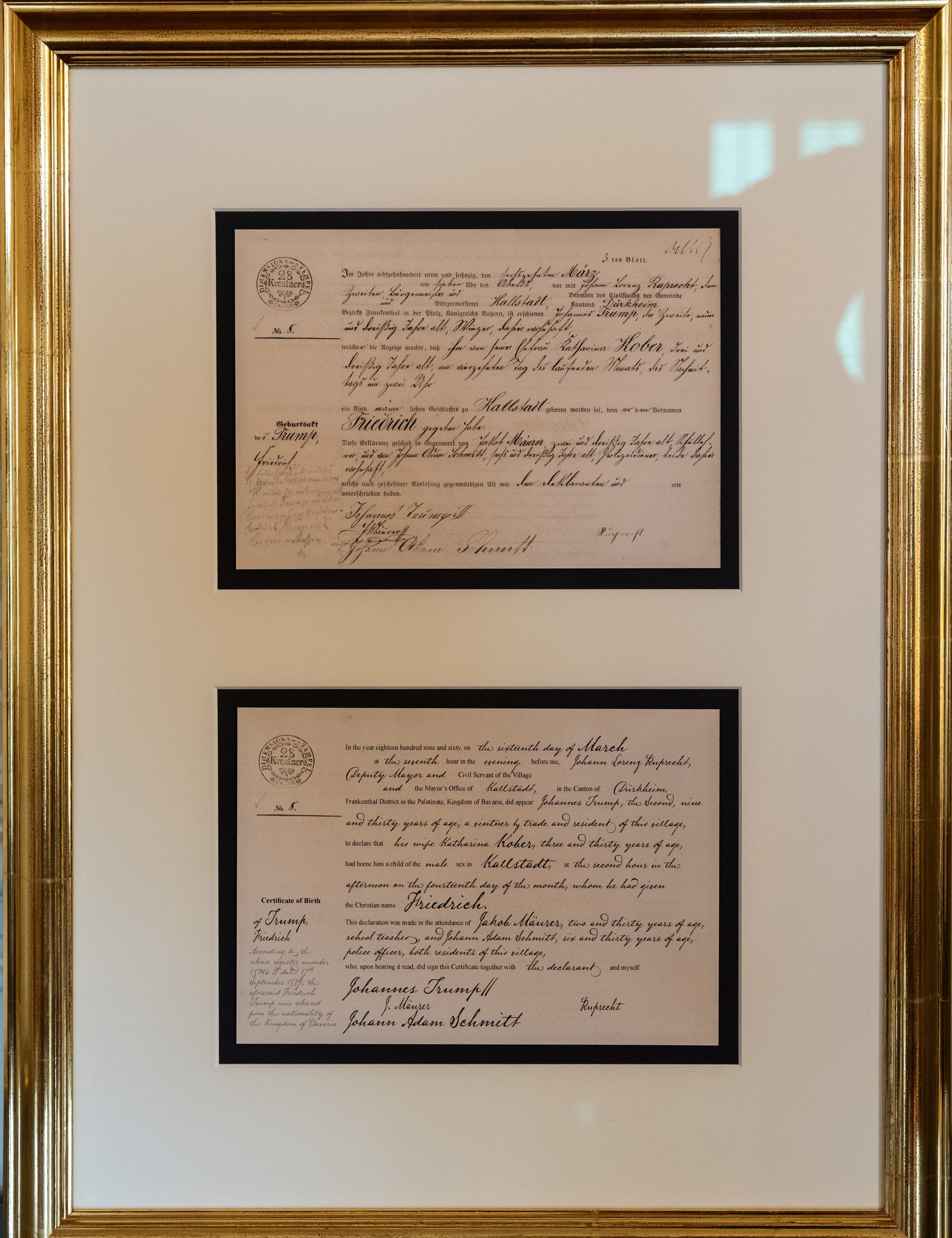 In dem goldenen Rahmen findet sich ein Faksimile der Geburtsurkunde von Trumps Großvater Friedrich, der später in die USA auswanderte und seinen Namen in Frederick änderte - und eine englische Übersetzung.