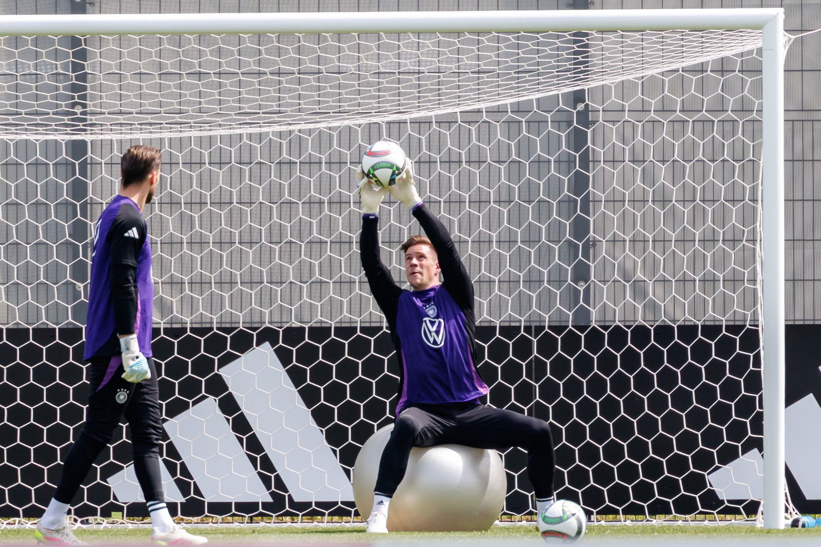 Marc-André ter Stegen (r) beim Training der Nationalmannschaft für sein Länderspiel-Comeback. 
