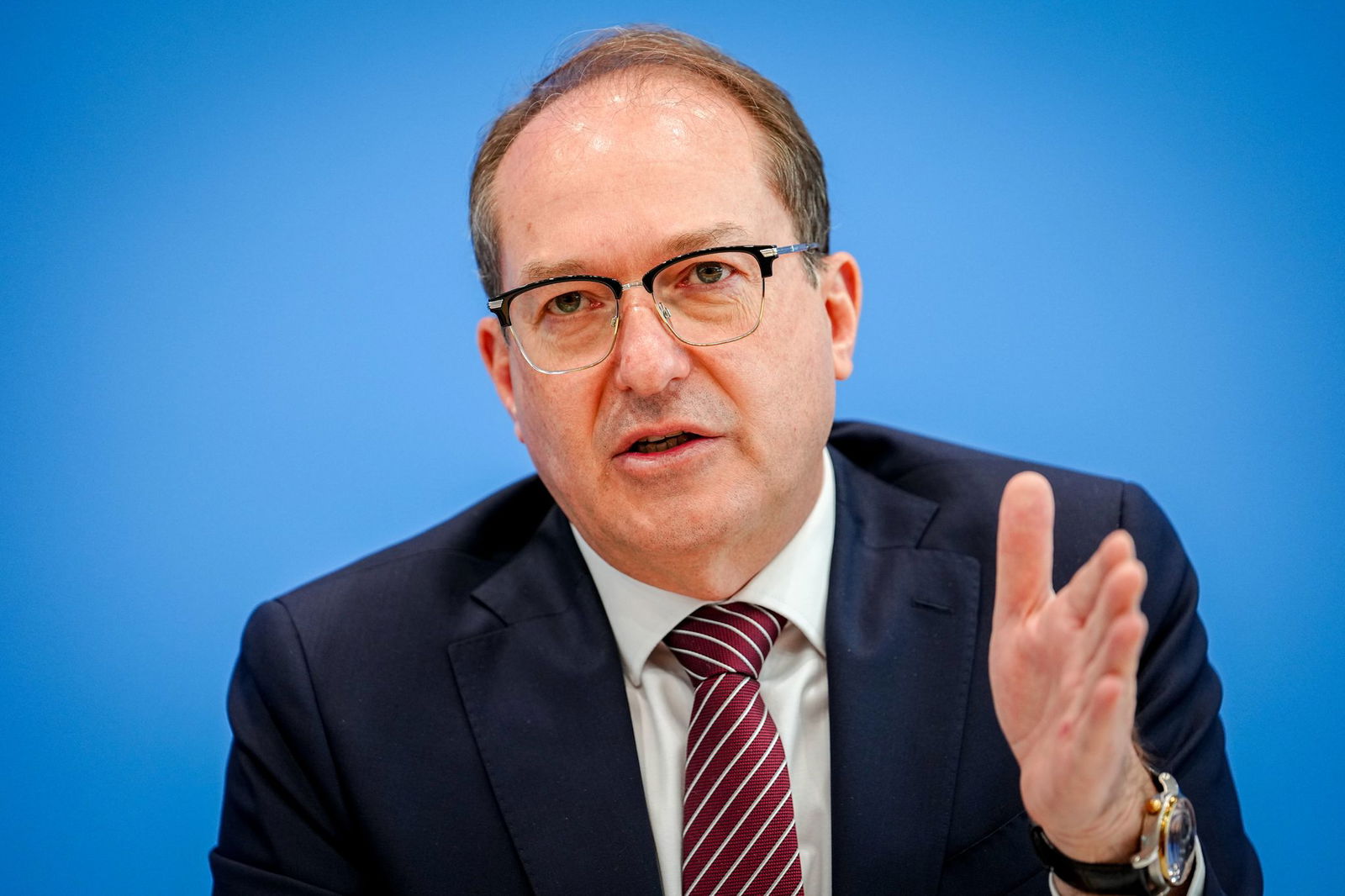 Am Tag vor dem Beginn der Innenministerkonferenz von Bund und Ländern stellte Bundesinnenminister Alexander Dobrindt (CSU) den Verfassungsschutzbericht 2024 vor.