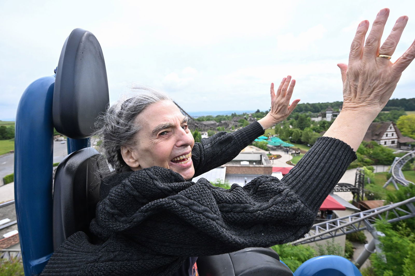 Die 85-jährige Ursel Dees fährt nach eigenen Angaben zum 3.333. Mal mit der Achterbahn «Karacho».