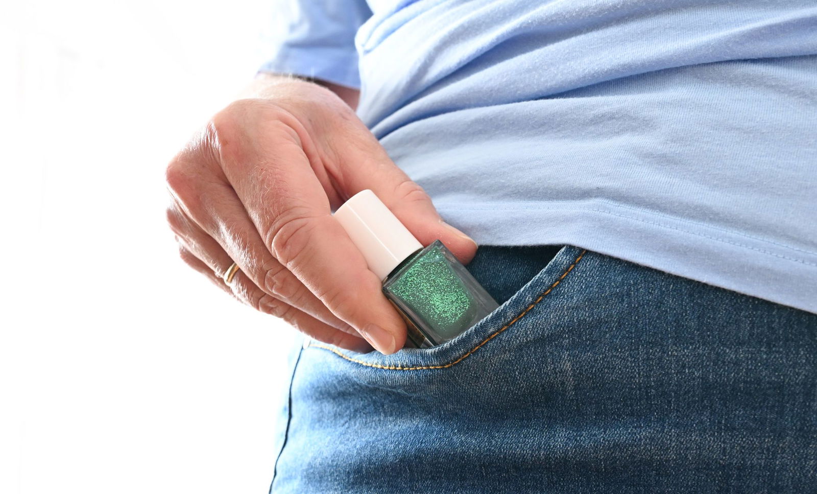 Während die Zahl der registrierten Ladendiebstähle in Baden-Württemberg sinkt, steigt die Schadenssumme auf einen Höchstwert. Die Gründe: Diebe klauen zunehmend Luxusgüter. Außerdem nehmen sie mehr mit, wenn sie zugreifen.(Illustration)  