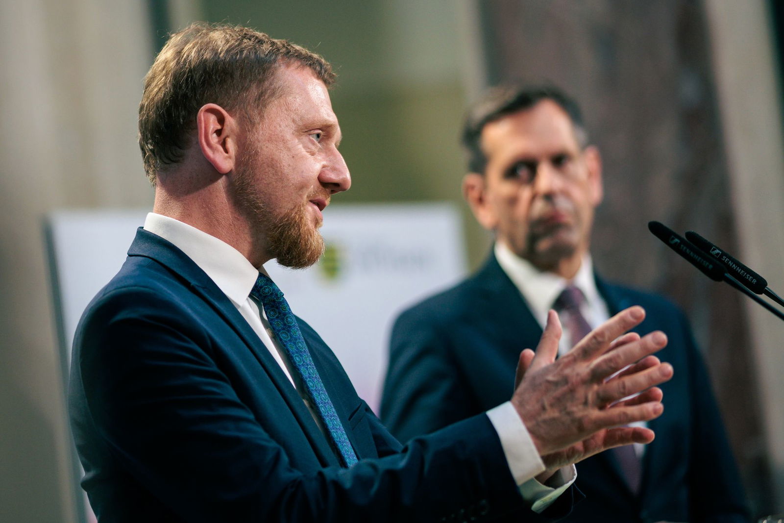 Im Ziel sind sich Bund und Länder einig: Die Wirtschaft soll entlastet werden. Das dürfe die Kommunen aber nicht über Gebühr belasten, verlangen die Ministerpräsidenten.