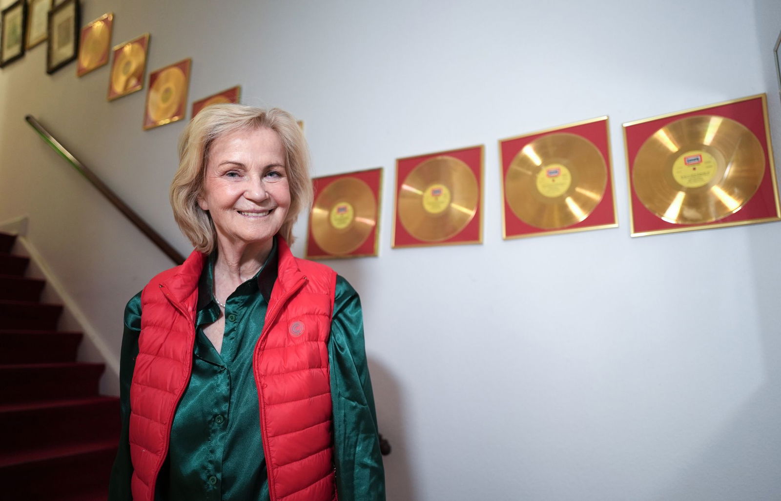 Heikedine Körting mit ihren vielen Goldenen Schallplatten.